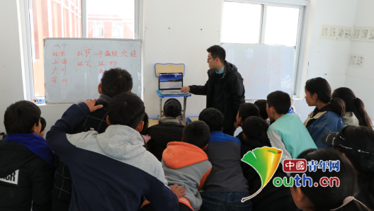 图为志愿者为林芝市福利院儿童开讲梦想课堂。林芝市西部计划志愿者自管会 供图 图为志愿者为林芝市福利院儿童开讲梦想课堂。林芝市西部计划志愿者自管会 供图