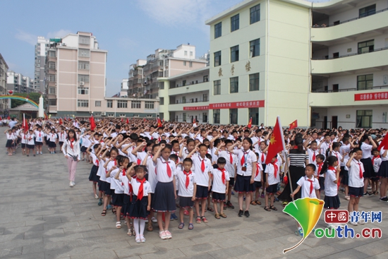 东北大学研支团携手耀邦红军小学共迎入队仪式