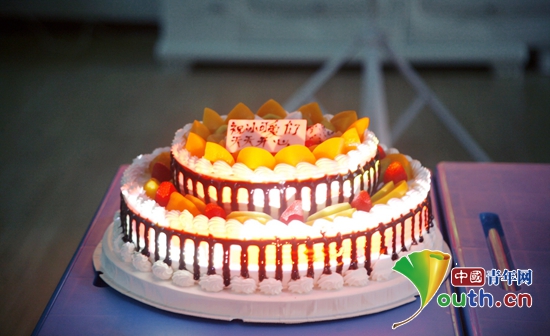 南京航空航天大学研支团成员为黎阳学校留守儿童过生日。图为庆祝生日的蛋糕。