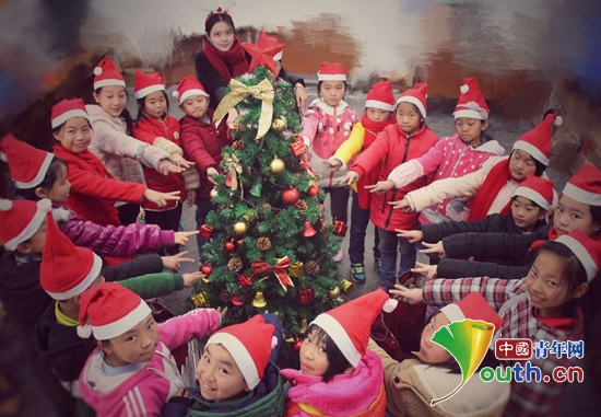 浙江理工大学研支团成员与共安中学小学部学生在圣诞树前合影。浙江理工大学研支团 供图 浙江理工大学研支团成员与共安中学小学部学生在圣诞树前合影。浙江理工大学研支团 供图