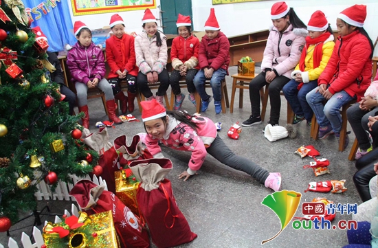 共安中学小学部学生在爱心派对后动中为同学们表演节目。浙江理工大学研支团 供图 共安中学小学部学生在爱心派对后动中为同学们表演节目。浙江理工大学研支团 供图