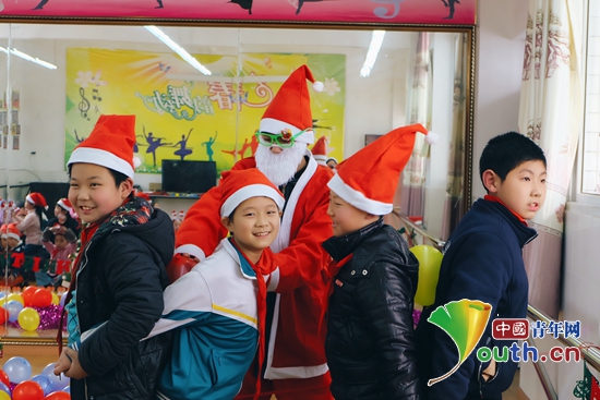 浙江理工大学研支团成员扮作圣诞老人与孩子们做游戏。浙江理工大学研支团 供图 浙江理工大学研支团成员扮作圣诞老人与孩子们做游戏。浙江理工大学研支团 供图