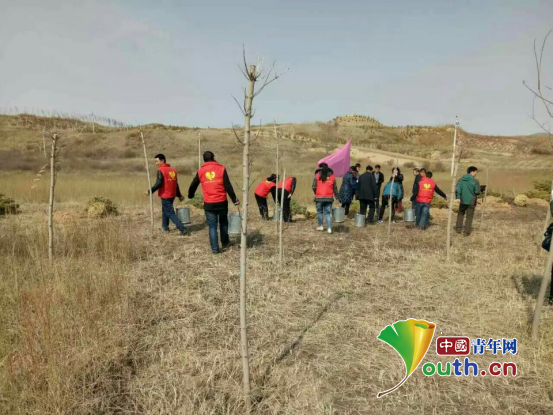 郑州大学研究生支教团内蒙古服务队参加锡林郭勒盟多伦县“保护母亲河-天蓝公益”2017年植树活动。