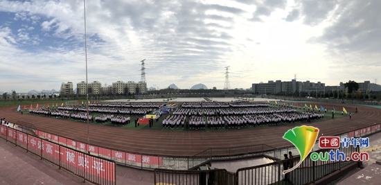 平坝一中举办第五届"坝上青春"体育节.图为体育节开幕式现场.陶李 摄