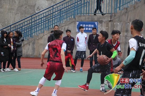 西南交大研支团办篮球赛增进学生竞争意识
