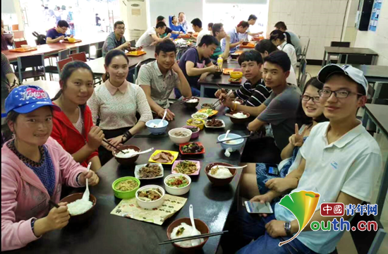 彝族学生走进四川大学江安校区学生食堂感受“舌尖上的川大”。吴峰 供图