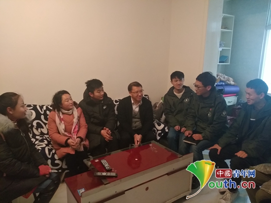 团四川省委党组成员、机关党委书记彭涛等一行到凉山州昭觉县慰问研究生支教团、和西部计划志愿者。