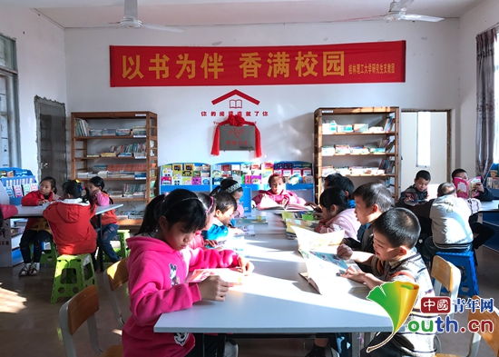 桂林理工大学研支团在钟山县开展“未来校友—多读书，强梦想”系列读书活动。