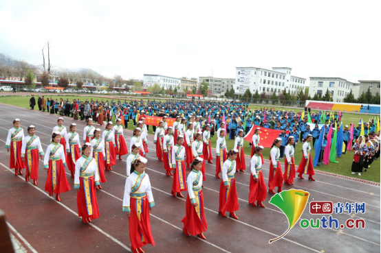 图为乃东区中学邦吉美朵民族舞蹈班参加2018年山南市第三届运动会开幕