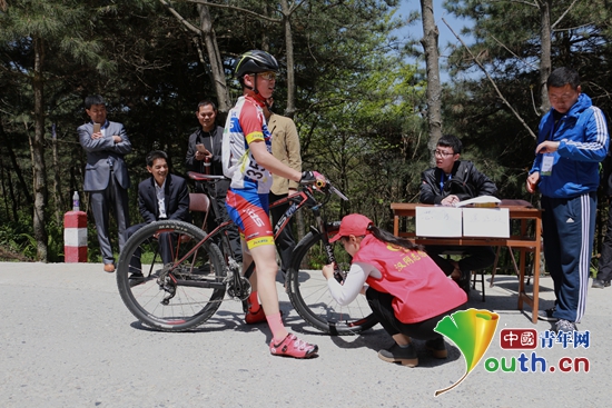 图为西安石油大学研支团为参加选手拆卸自行车上的芯片。王萌 供图