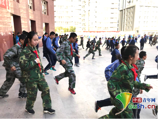 北京师范大学研支团在库尔勒市第四中学开展火灾应急疏散逃生演练。图为同学们安全有序撤离。