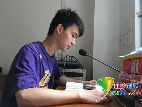 南信大研支团与都安县高中生共读《梁家河》