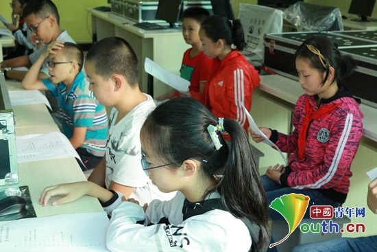 图为湄潭县茶城中学学生认真阅读“创新实验室”课程教学的相关材料。 浙江大学第19届研支团 供图
