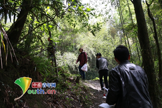 图为浙江大学研支团成员走在家访路上。浙江大学研支团 供图