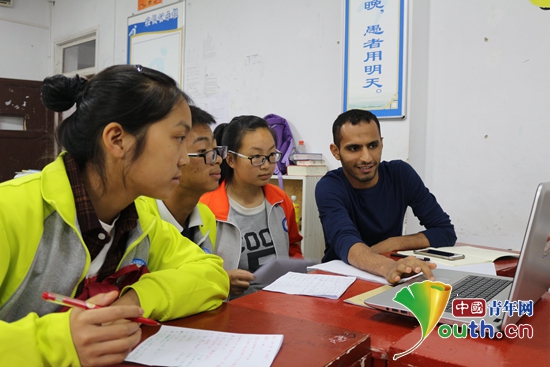 也门留学生尼尔引导湄潭县学生放松心态投入到英语学习中。浙江大学研支团 供图