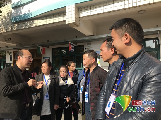 湄潭县教师与杭州十五中教师进行交流。浙江大学研支团 供图