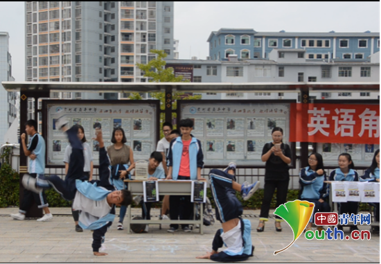 图为贞丰中学社团招新活动中社员表演街舞。李丽冬 供图