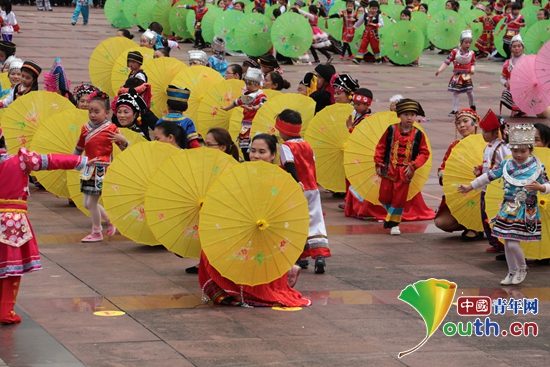 东兰县举办“壮族三月三・快乐壮家娃”文化活动。图为千人亲子舞蹈表演活动现场。徐安 摄