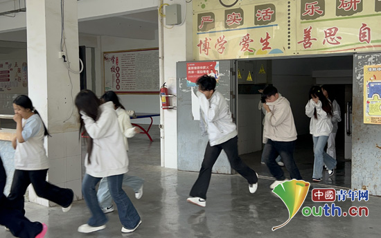 湖工大研支团协助服务学校开展安全应急综合演练(图1)