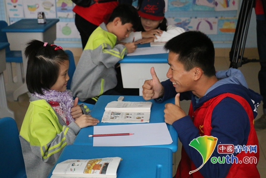 隆安县志愿者与特教学校孩子心手相连祝福相伴
