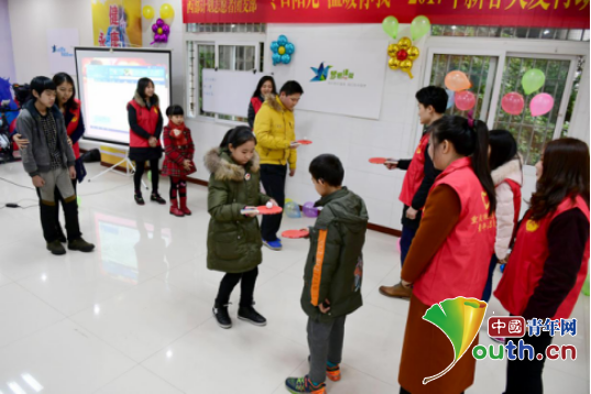 九龙坡区志愿者团支部为社区儿童送新春关爱