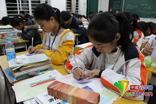 广西大学研究生支教团在富川县一中和富川二中推广"卡片学习法.