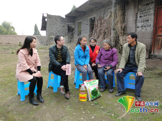 武胜县团委组织西部计划志愿者走访两名贫困学生并为他们送去春节的问候。