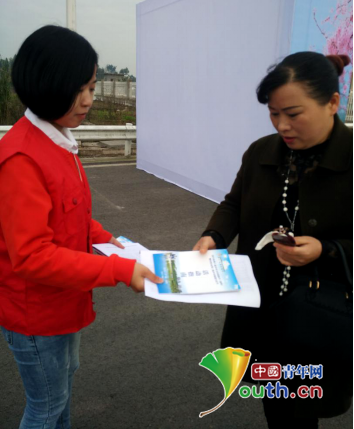 武胜县志愿者为嘉宾提供活动指南。杨露 供图