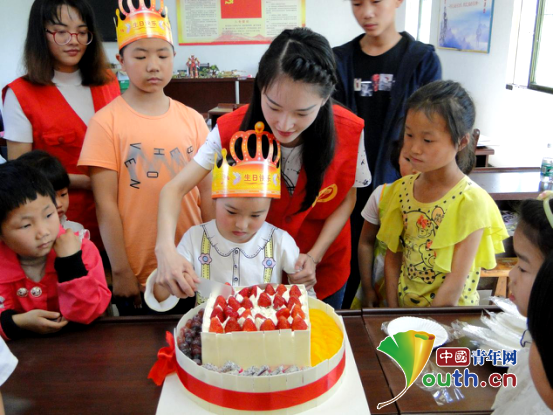 武胜县志愿者为留守儿童举办集体生日。任思潼 供图