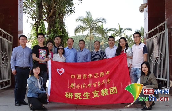 图为对外经济商业大学和西双版纳州指示、老成慰问勐腊团成员。对外经济商业大学研支团 供图
