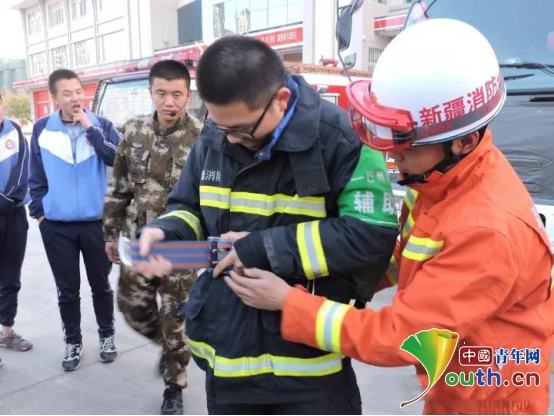 辽大研支团带领学生体验警营生活学习消防安全