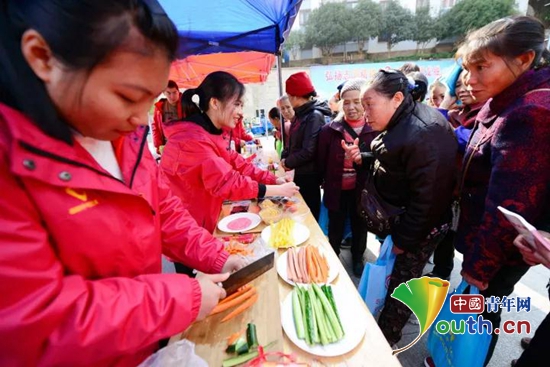 图为龙胜县志愿者为群众提供免费的寿司。龙胜县团委 供图