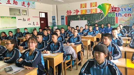 图为塔城市第三中学学生在认真听讲.哈尔滨师大研支团 供图