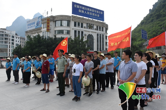 凤山团县委组织开展“保护母亲河 争当‘河小青’”系列活动。图为活动启动仪式现场。凤山团县委 供图 凤山团县委组织开展“保护母亲河 争当‘河小青’”系列活动。图为活动启动仪式现场。凤山团县委 供图