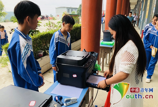 开学季 贵州大学研支团服务兴仁中学新生报到