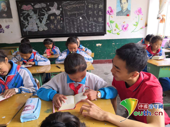 华南师大研支团在昌都让学生与字典交朋友