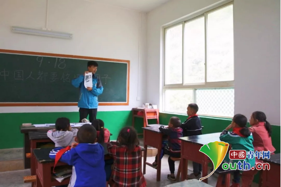 华北水利水电大学研支团队员向同学们讲述照片上的历史故事。华北水利水电大学研支团 供图 华北水利水电大学研支团队员向同学们讲述照片上的历史故事。华北水利水电大学研支团 供图