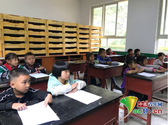 华北水利水电大学研支团成员为同学们讲解《少年中国说》。图为孩子们认真聆听。 华北水利水电大学研支团成员为同学们讲解《少年中国说》。图为孩子们认真聆听。