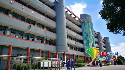 贵州大学研支团在兴仁中学募集暖冬物资