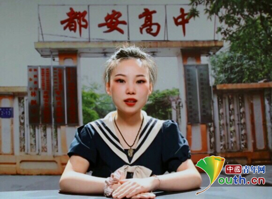 南京信息工程大学第21届研支团团长谢程坤在都安高中进行校园广播.