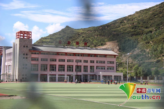 图为松潘中学校园中由安徽援建的建筑及操场.沈笑 供图