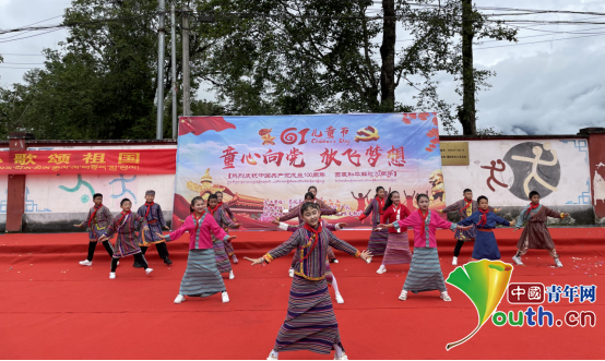 孩子們在六一兒童節文藝匯演中進行舞蹈表演.山西師範大學研支團 供圖