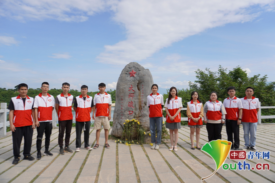 观光了让当地村民发家致富的葡萄园,拜访了村民王德利家,感受到了当地