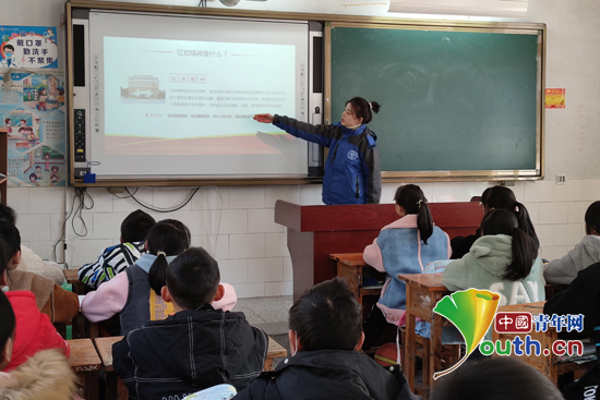 >> 正文  图为研支团成员何静在马武小学为孩子们讲解革命烈士故事