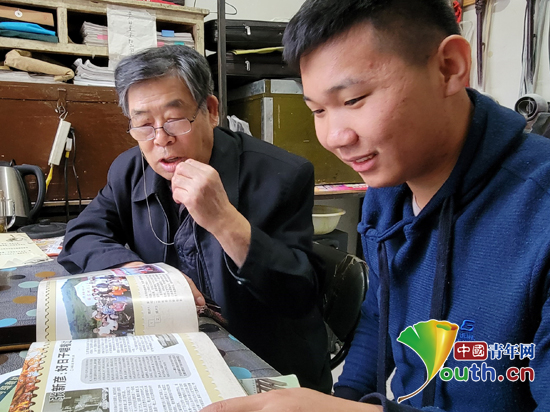 张新彦为志愿者讲述他的事迹.北交大研支团 供图