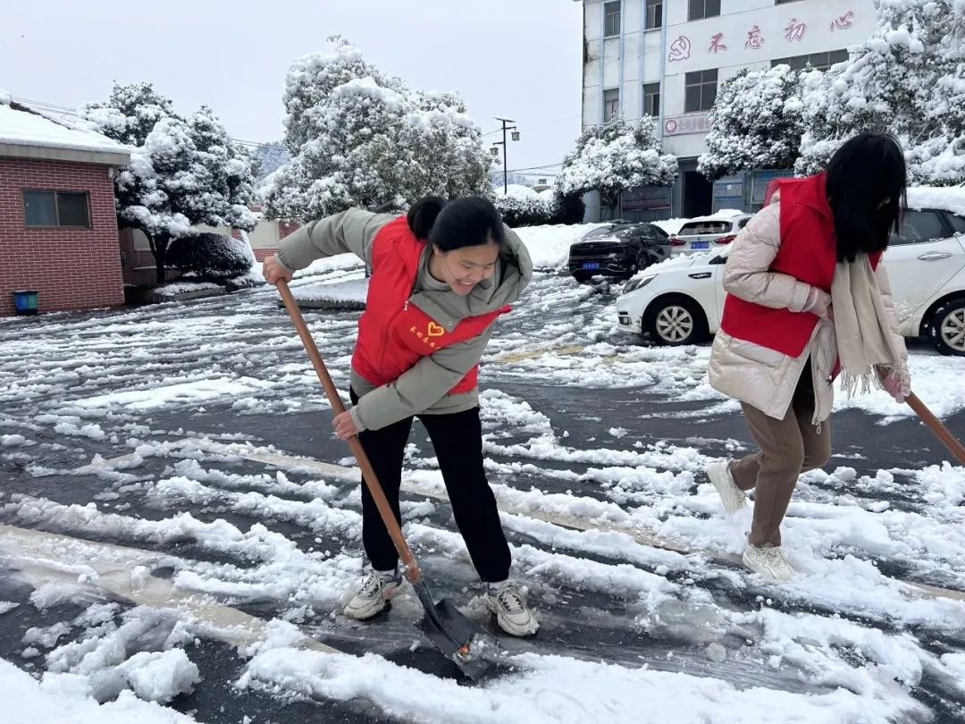 志愿服务扫雪图片