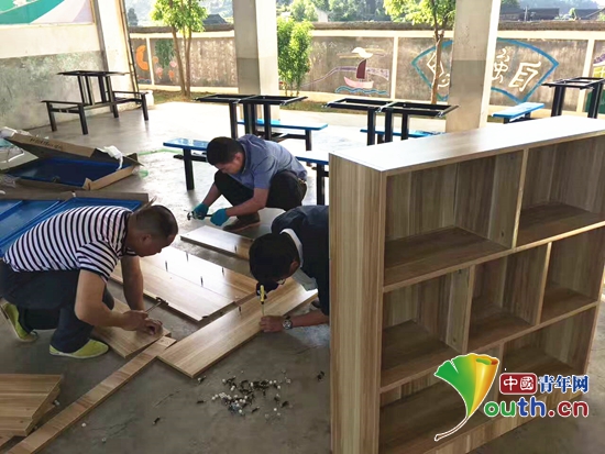 �Ϸʹ�ҵ��ѧ��֧�Ŷ�ԱΪѧ���ǰ�װ��ܡ��³� ��