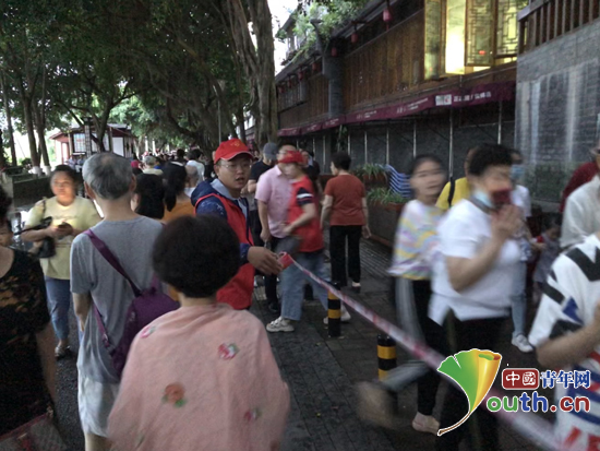 福建農林大學研支團四川分團成員在瀘州市東門口拉起警戒線勸導疏散