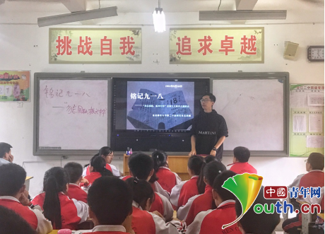 东北林业大学研支团成员赵逸夫为同学们讲解九一八事件。张冬梅 摄 东北林业大学研支团成员赵逸夫为同学们讲解九一八事件。张冬梅 摄