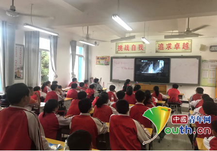 班会最后,同学们一起观看纪录片《九一八事变》。赵婧 摄 班会最后,同学们一起观看纪录片《九一八事变》。赵婧 摄